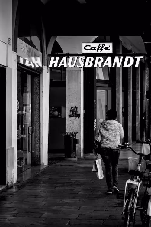 Item #45245954561739250647721297231397512512002936420470278914475866959780851482625 Media