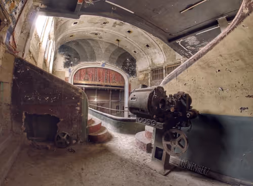 Item #115580021056458323249970483924019338162436996338766547048195908545837155745793 Media