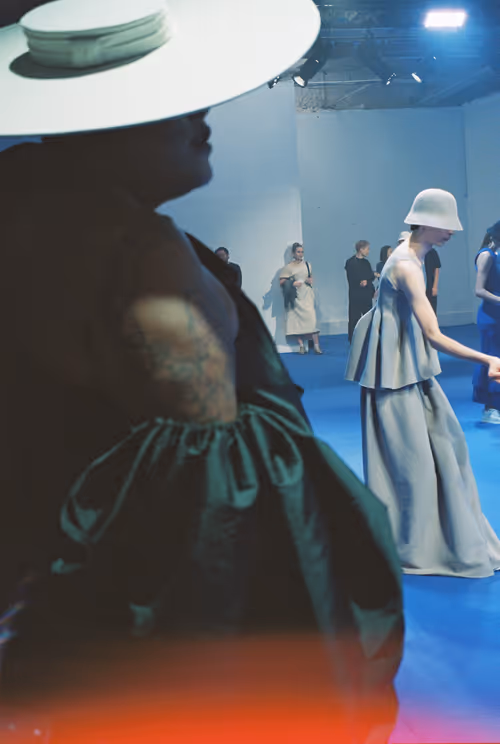 Item #111947432917840273637579905546902051336412020995403260629355602786889186148353 Media